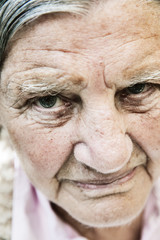 Seniorin, Portrait im Garten