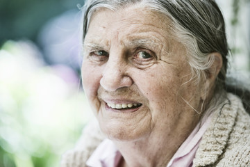 Seniorin, Portrait im Garten