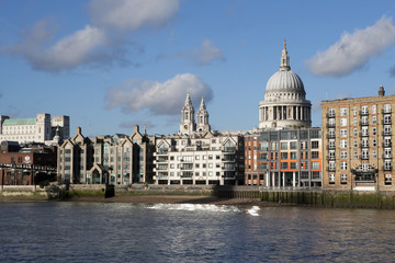 Obraz premium The View from the south bank, across the River Thames with commercial skyscrapers dominating the Financial District skyline 