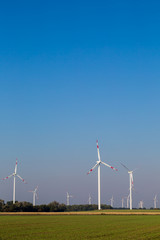 Fototapeta premium viele Windräder drehen sich und erzeugen Strom
