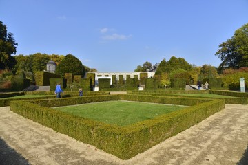 Fototapeta na wymiar L'automne au jardin à l'anglaise du château de Seneffe en Hainaut 