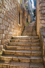 Naklejki  Wąska uliczka i schody na Starym Mieście w Dubrowniku, Chorwacja, śródziemnomorski klimat