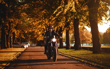 Foto op Plexiglas Motorfiets Man die buiten op een caféracer-motorfiets rijdt