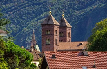 Fototapeta na wymiar Bozen Herz-Jesu-Kirche - Bolzano Chiesa del Sacro Cuore 01