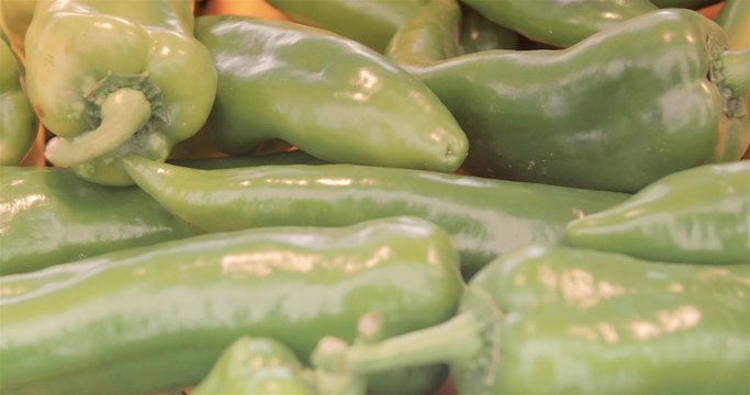 Poivrons piments verts au march&eacute;