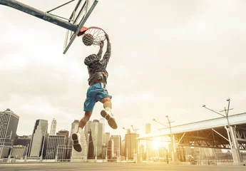 Gardinen Basketball street player making a rear slam dunk. New york and Manhattan buildings in the background © oneinchpunch