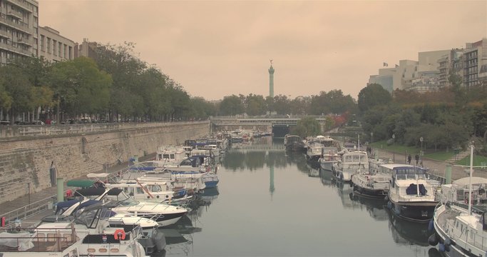 Port de l'arsenal &agrave; Paris et Bastille