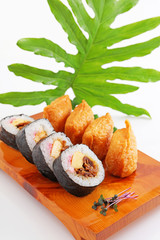 おいしそうな太巻きと稲荷寿司 