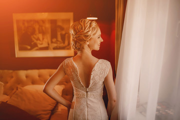 Fototapeta na wymiar morning bride in hotel room
