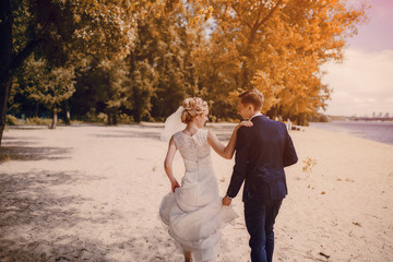 Fototapeta premium couple on the lake beach