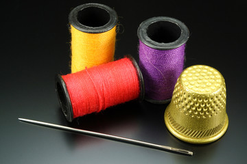 Threads with needle and thimble