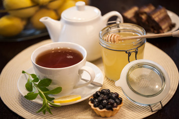 Obraz na płótnie Canvas Filiżanka herbaty i babeczka z owocami