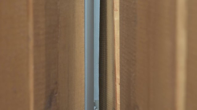 automatisch schliessendes Tor zur Sicherung des Grundstuecks