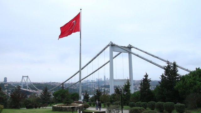 dalgalanan t&uuml;rk bayrağı ve boğaz k&ouml;pr&uuml;s&uuml;