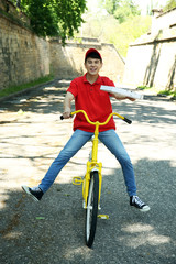 Young man delivering pizza box on bike outdoors