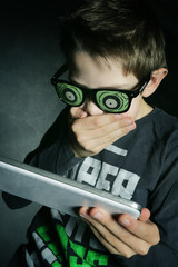 enfant 12 ans jouant sur tablette