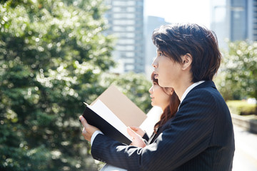 オフィス街のビジネスマン