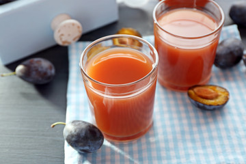 Fototapeta na wymiar Plum Juice in a glasses with fresh fruits