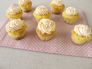 Glutenfreie Cupcakes mit Frischkäse-Topping