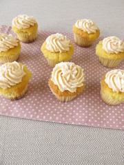 Glutenfreie Cupcakes mit Frischkäse-Topping