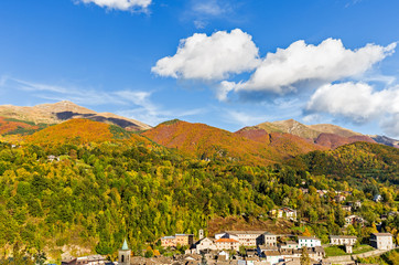 Fototapeta na wymiar Autumn colors in the mountains