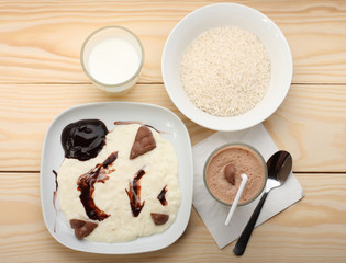 Rice milk porridge with chocolate and smoothie
