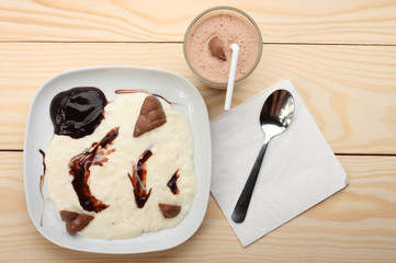 Rice milk porridge with chocolate and smoothie