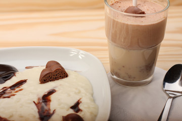 Rice milk porridge with chocolate and smoothie