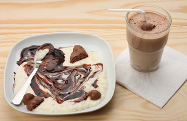 Rice milk porridge with chocolate and smoothie