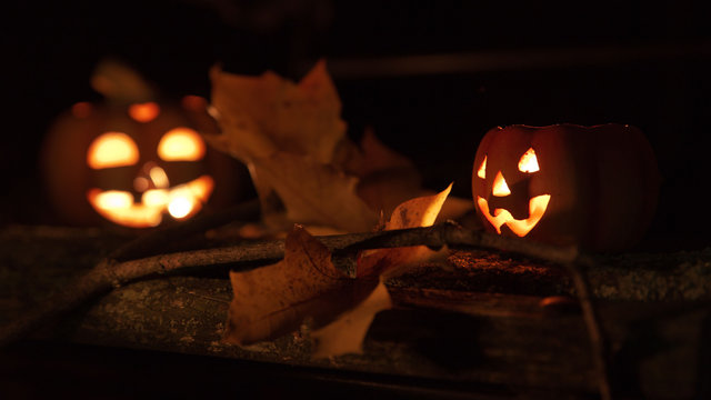 Halloween: Leuchtender K&uuml;rbis bei Nacht