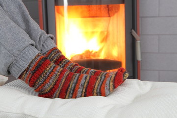 Socken vor einem Kamin