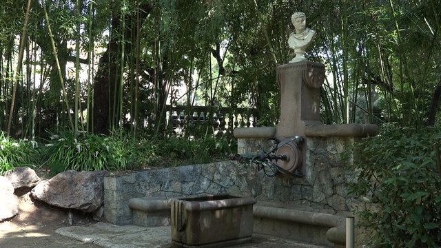 Barcelona Palau de Pedralbes Font d Hercules Antoni Gaudi 4K 046