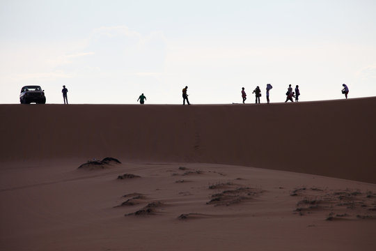 Photo of sand dunes with travellers, Silhuette © meepoohfoto