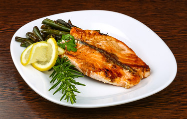 Grilled salmon with green beans