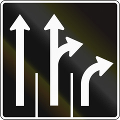 Lane management sign in Canada - Three lanes straight and right. This sign is used in Quebec
