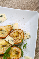 Baked pear with blue cheese