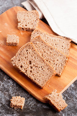 Sliced rye bread on cutting board closeup