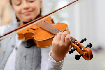 Nice girl playing the violin  - obrazy, fototapety, plakaty