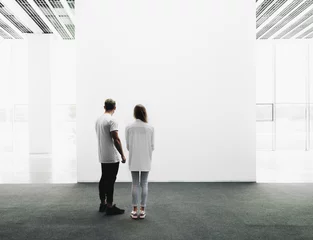Foto op Aluminium Man and woman walking through the gallery  © SFIO CRACHO