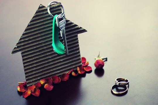 real estate keys paper house
