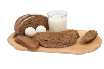 Хлеб с молоком на белом фоне