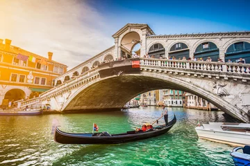Papier Peint photo Gondoles Gondole avec pont du Rialto au coucher du soleil, Venise, Italie