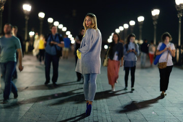 Night portrait of a girl in the autumn city