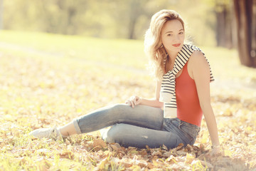 Obraz premium Autumn portrait of a happy girl