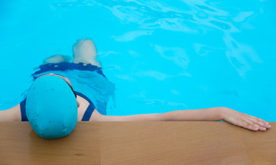 Fototapeta na wymiar Woman relaxing on the swimming pool