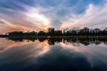 Herbstsonnenuntergang an der Mur, Österreich