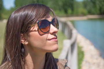 mujer sonriendo gafas de sol ojos cerrados