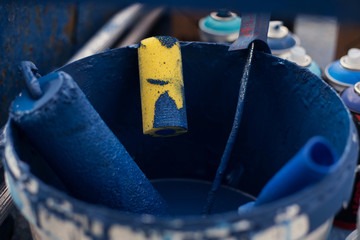 ведро с валиками в краске