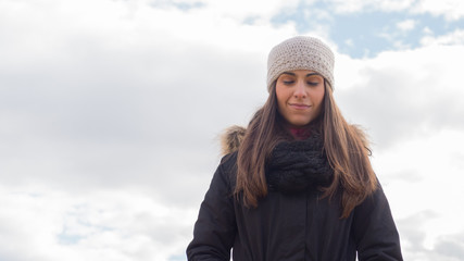 mujer sonriendo ojos cerrados cielo