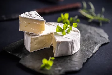 Foto auf Glas Camembert-Käse © Grafvision